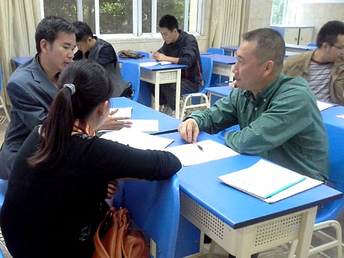 教师们探讨单元教学