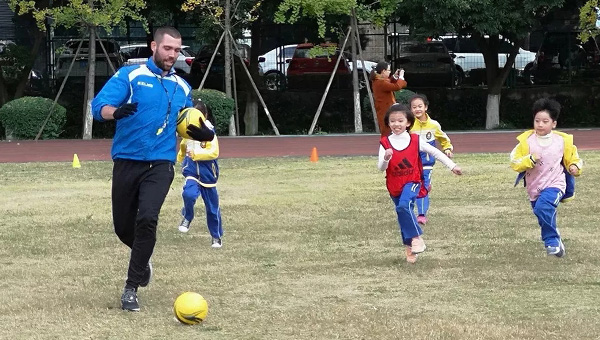 中国部·小学实践课程:西班牙教练来啦！足球课，更快乐！